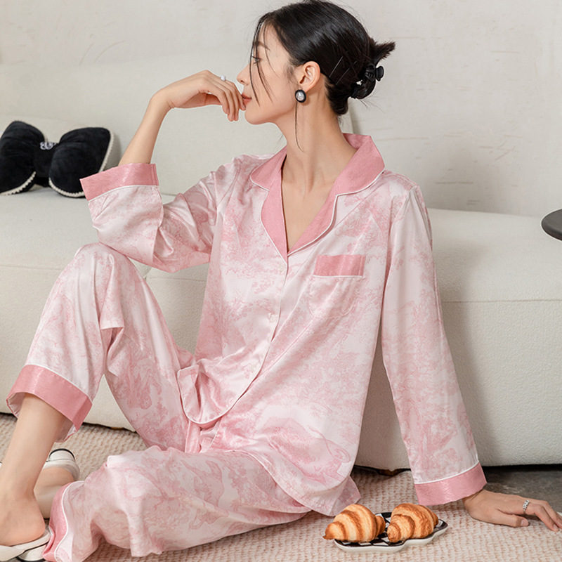 Hai cặp quần dài duyên dáng cho bộ đồ ngủ.