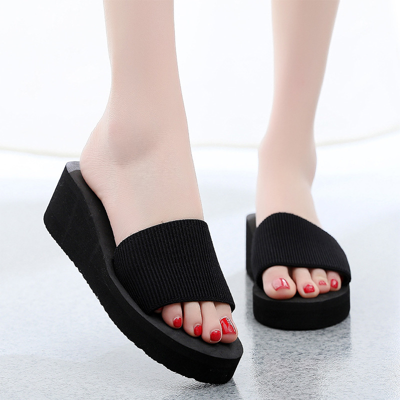 Một cô gái giày dép mang dép đỏ của sinh viên trên bãi biển Đỏ và một lời nói của cô gái buôn lậu.