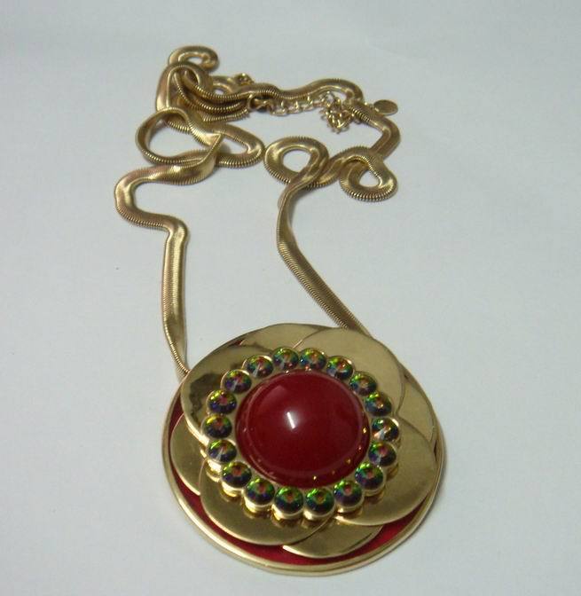 Phụ kiện da, đầu dù, phụ kiện nhỏ, quần áo.