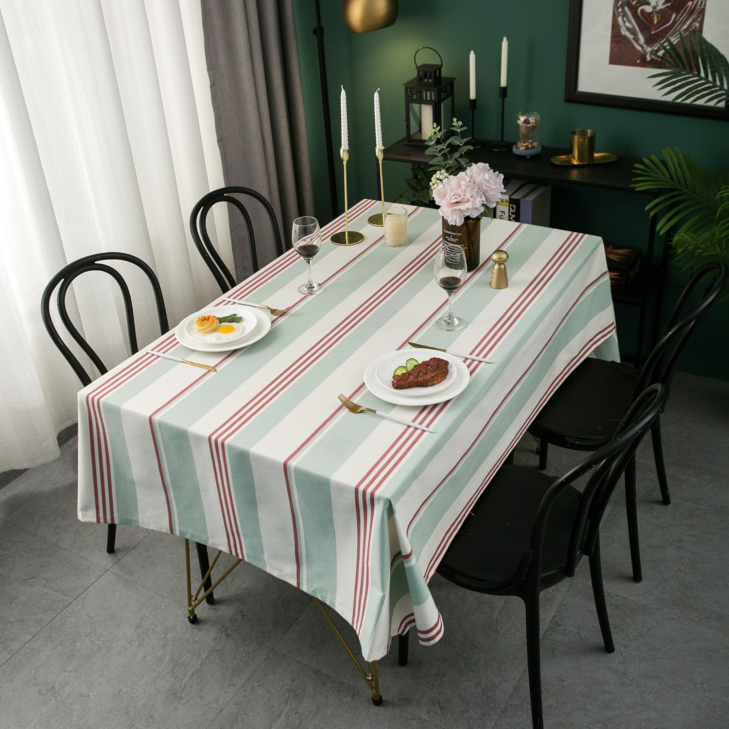 The classic red-and-blue table and table cloth for Amazoni is a modern short supply of Amazoni.