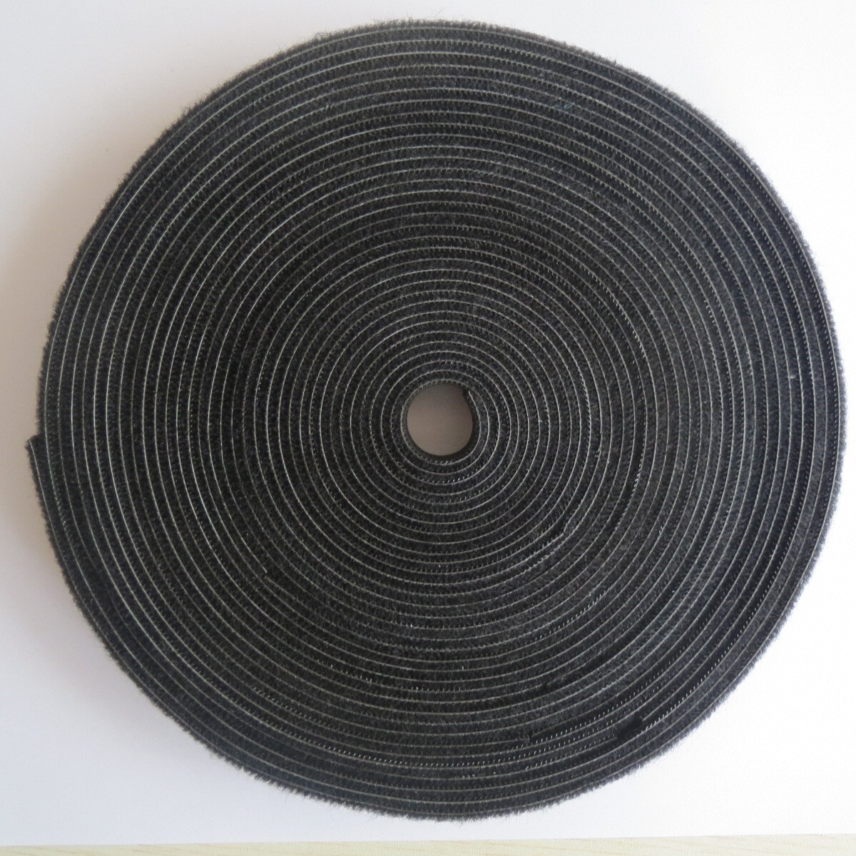 Các mảnh ma thuật đa đuôi của nhà sản xuất và các móc nylon có thể cắt chúng.