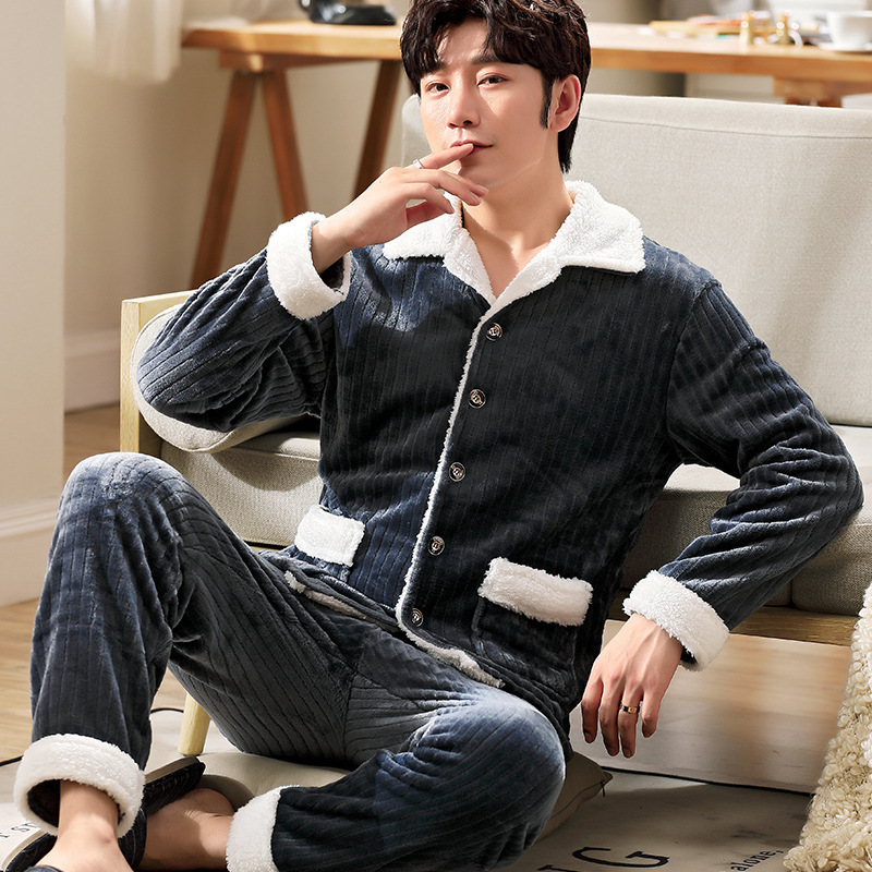 Mùa thu và mùa đông những người đàn ông mới mặc đồ pyjama, trang phục bằng san hô, vải bạt, lông nhung, thoải mái.