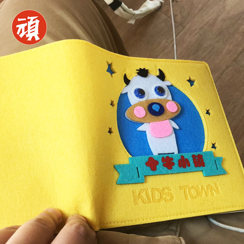 The handbook is customised, creative cartoons teach the handbook perimeters, and the cute notebooks of the town are distributed.