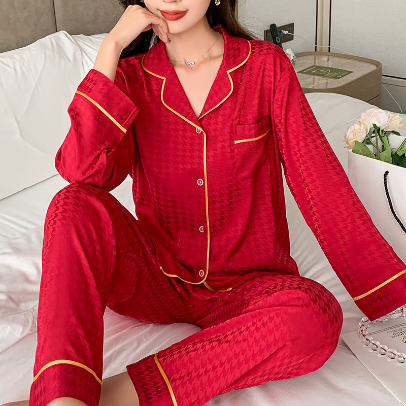 Cô gái đã kết hôn trong bộ váy của mình bật lên chiếc áo dài duyên dáng và quần dài, và gia đình nhà Hán chỉ cần chút thời gian để thoát khỏi tóc.