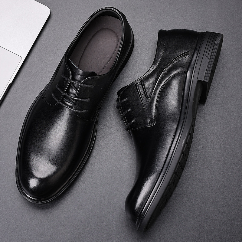 The new 2024 is dressed as a man's recreational shoes, a young man's leather.