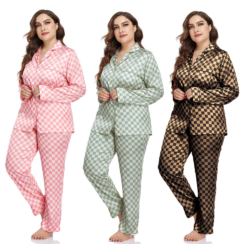 Bộ đồ pyjama cỡ lớn của phụ nữ, phụ nữ mặc đồ băng và hai đôi tay áo dài.