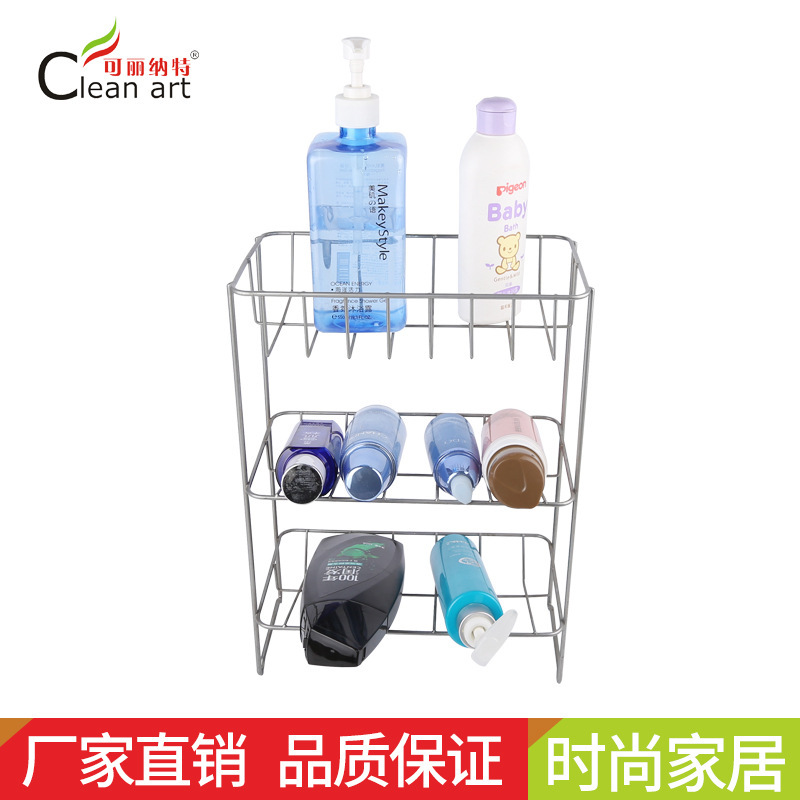 Một cái bạt ba tầng trong nhà bếp để cúng bái.