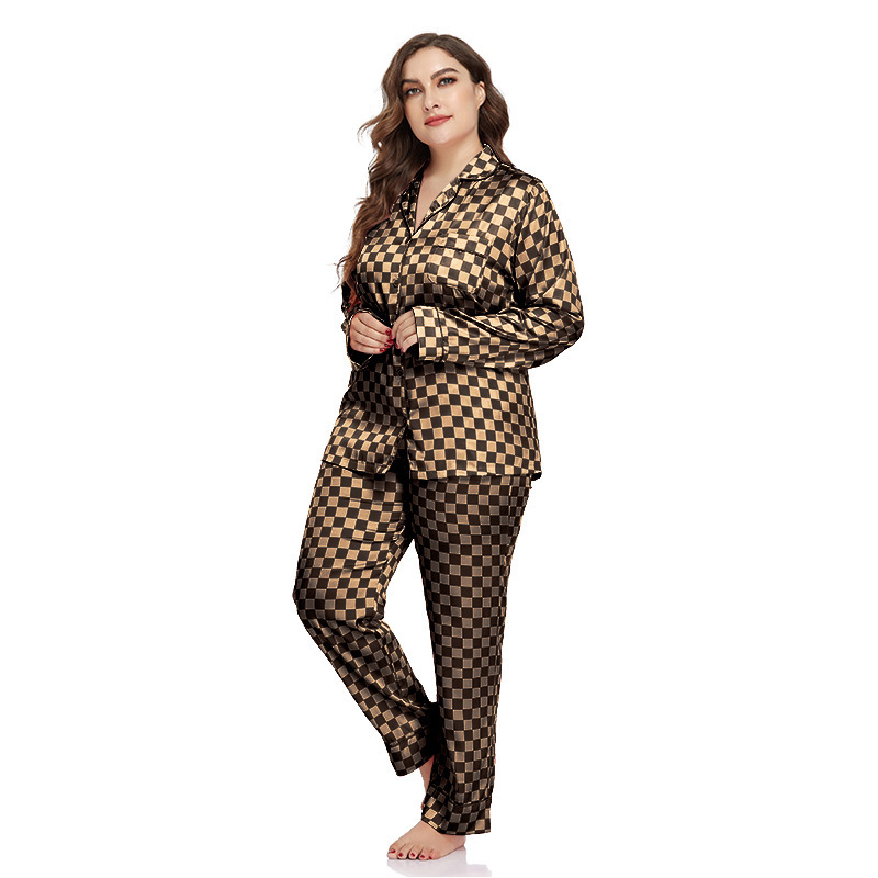 Bộ đồ pyjama cỡ lớn của phụ nữ, phụ nữ mặc đồ băng và hai đôi tay áo dài.