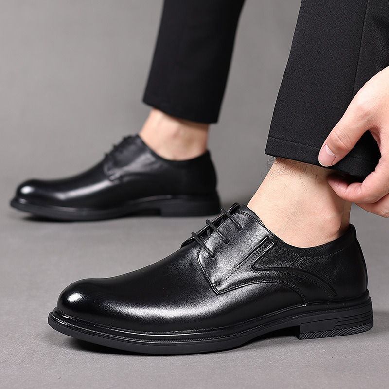 The new 2024 is dressed as a man's recreational shoes, a young man's leather.