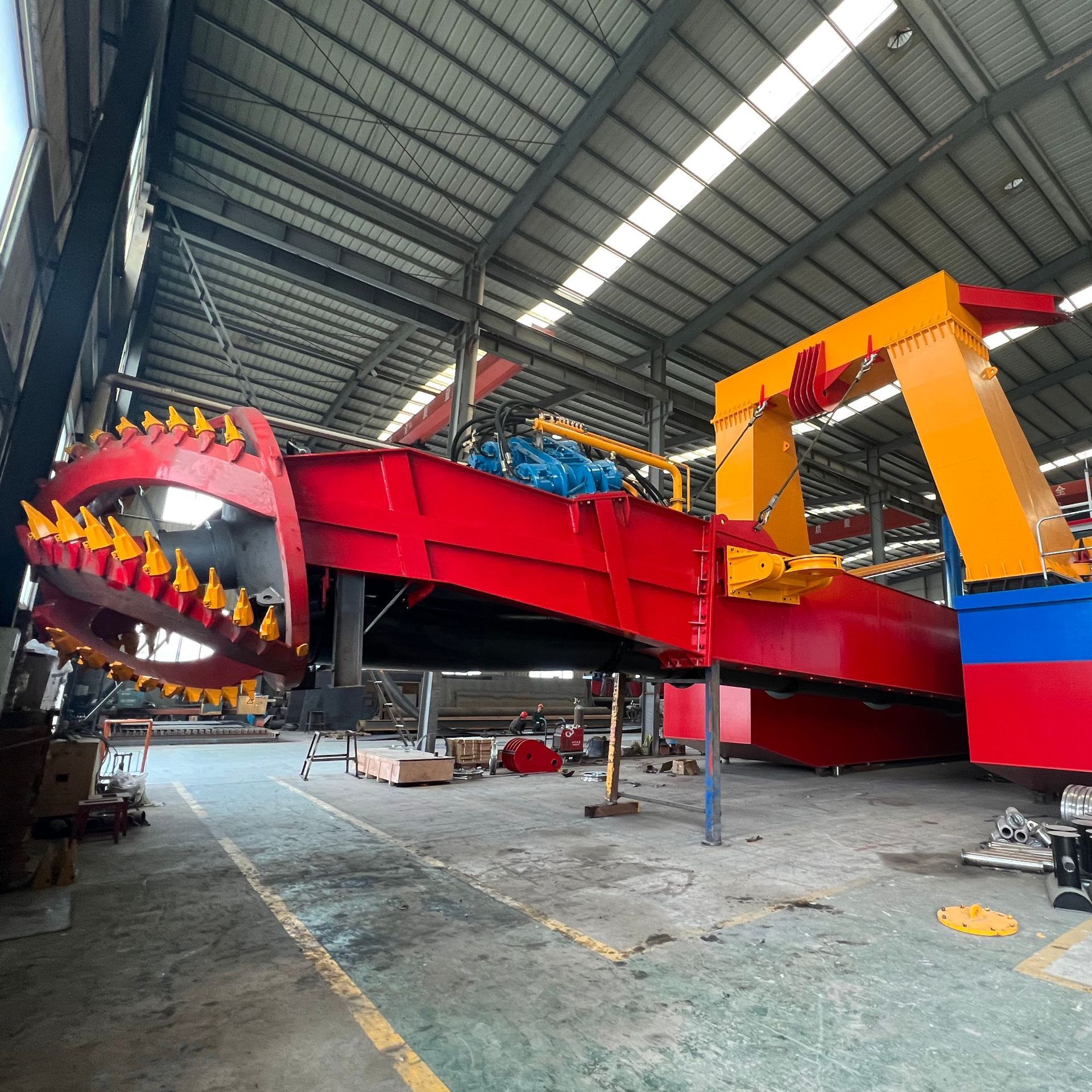 Những chiếc thuyền ngủ đông với quy mô nhỏ, những chiếc thuyền hút nước, nhà máy bơm cát dày 8 inch.
