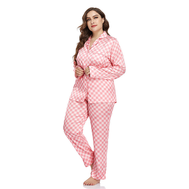 Bộ đồ pyjama cỡ lớn của phụ nữ, phụ nữ mặc đồ băng và hai đôi tay áo dài.