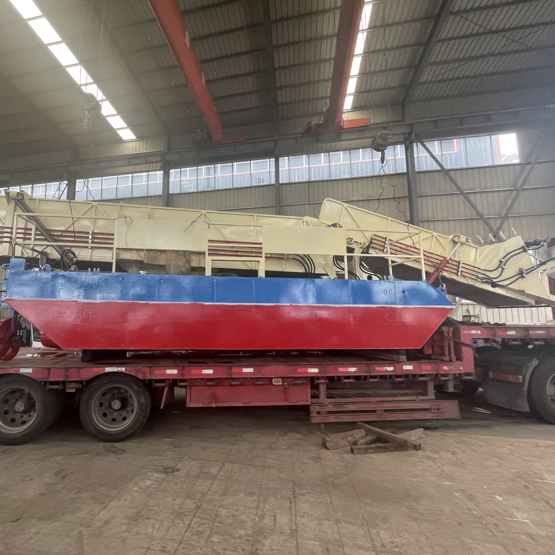 Các hồ chứa nước nhỏ, thuyền đánh cá, tàu nước, thùng rác, thuyền lau nước.