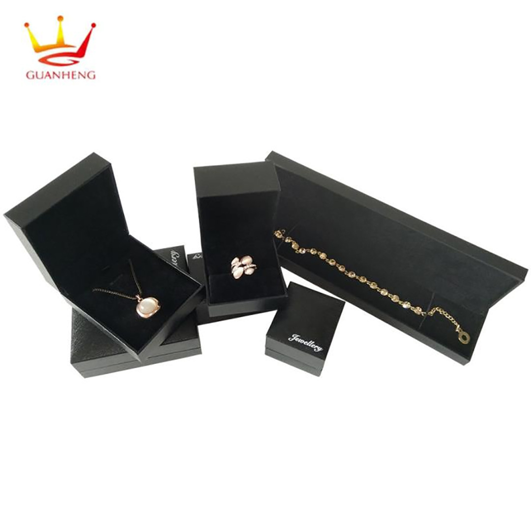 Customize a box of luxurious, black jewels and emerald diamonds for a box of necklace rings.