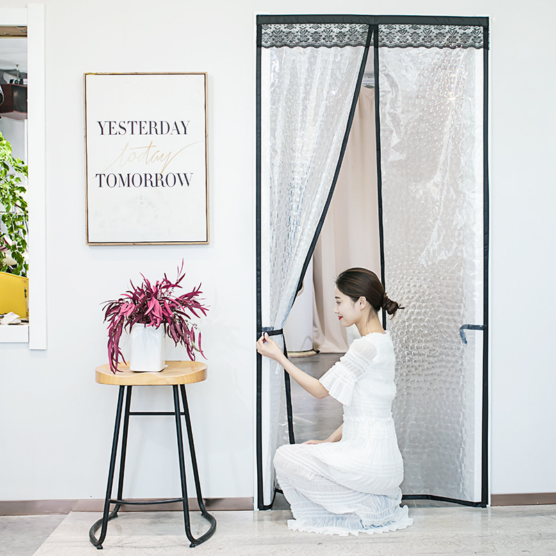 The air-conditioning curtains are thickened by the winter heat-proofing windshields.