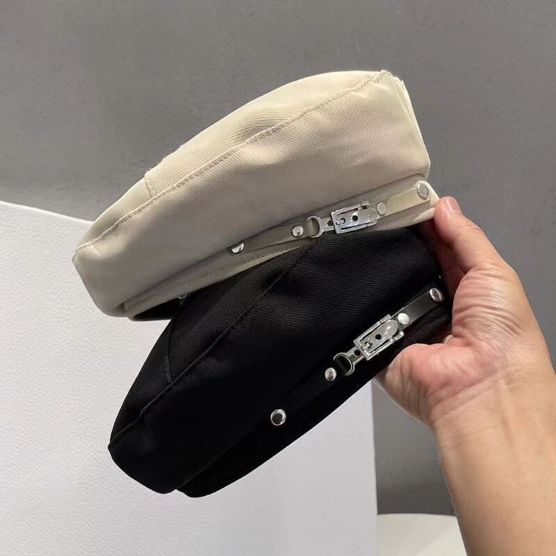 검정 beret 소녀는 가을과 겨울에 Berets의 그물의 큰 머리입니다.