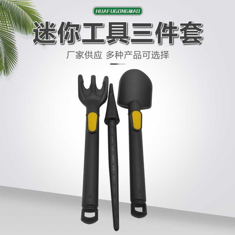 Ba bộ pháo thông mini-meal cho dụng cụ làm vườn với một cái xẻng cào.
