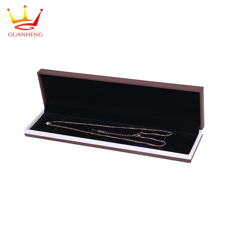 Customize high-quality PU-skin jewelry boxes, pop-up E.O. gift boxes, necklace nails, emulsions.