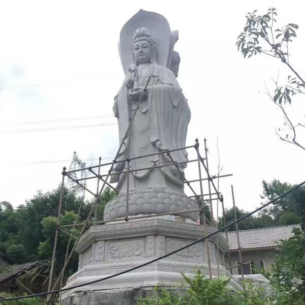 มันถูกปรับให้เป็นรูปปั้นสามหน้า ของวัดพระพุทธรูป