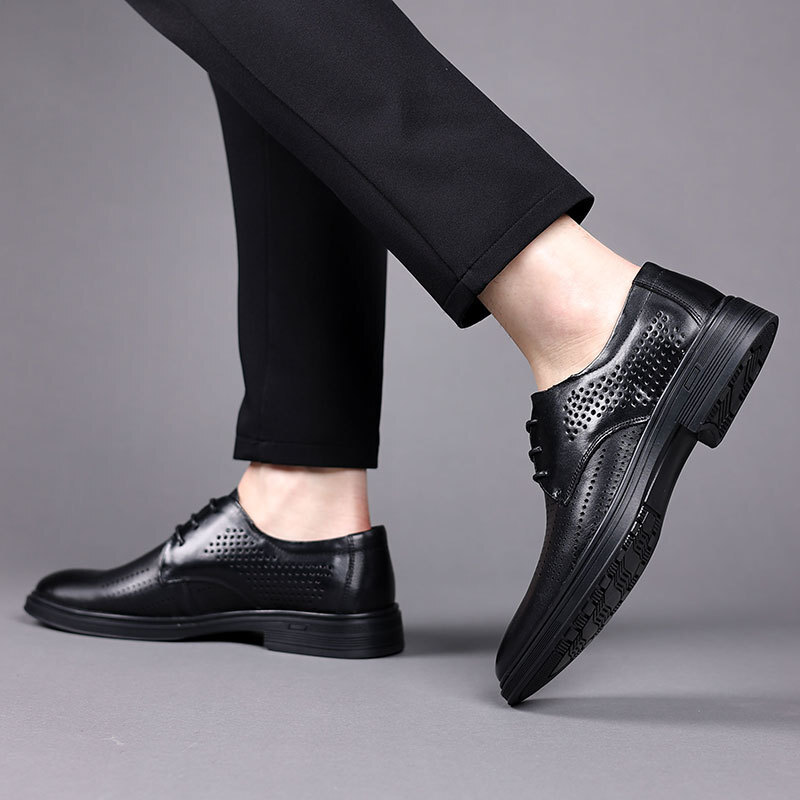 The man in the shoes is wearing a soft-skinned summer-skinned black bridegroom shoes.