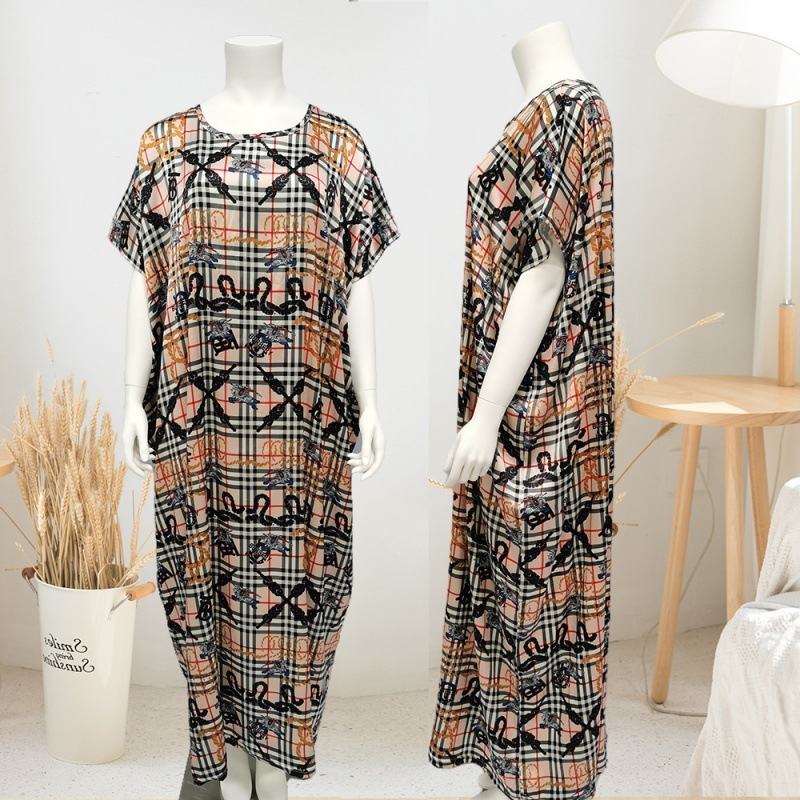 Trang phục của một cô gái với khăn trùm áo abaya cho một chiếc váy Trung Đông