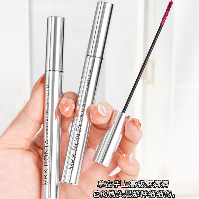 Cái ống màu bạc nhỏ màu mascara, kem chống mồ hôi cực kỳ dài, khô, tóc xoắn.