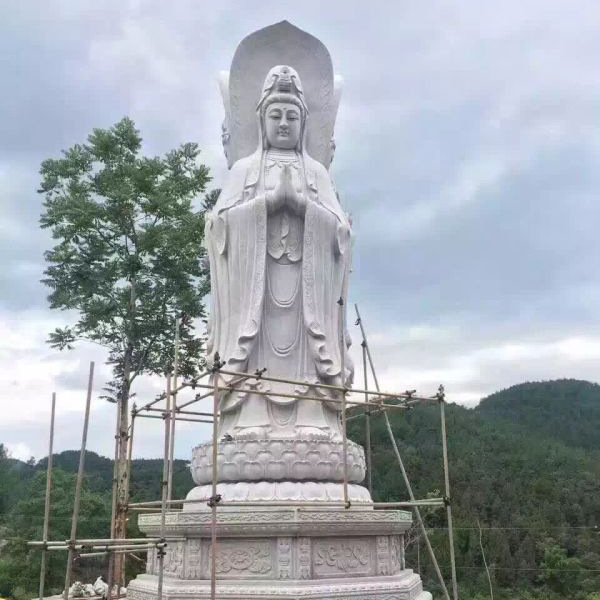 มันถูกปรับให้เป็นรูปปั้นสามหน้า ของวัดพระพุทธรูป