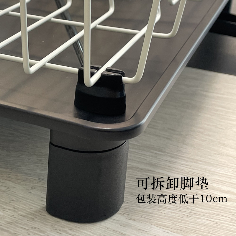 Bàn bếp, bát dây kẽm gai, đĩa, và tôi quên mất.