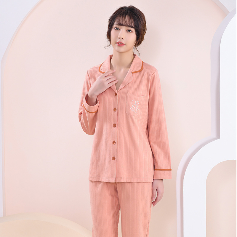 Người phụ nữ mới mặc đồ pyjamas với hai mặt, da đen, lông lá dài, lông lá, quần áo nhà lỏng lẻo.