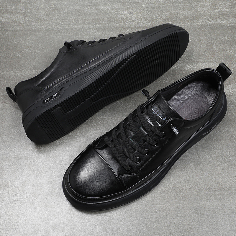 Autumn head-skinned man's shoes are skin-skinned.