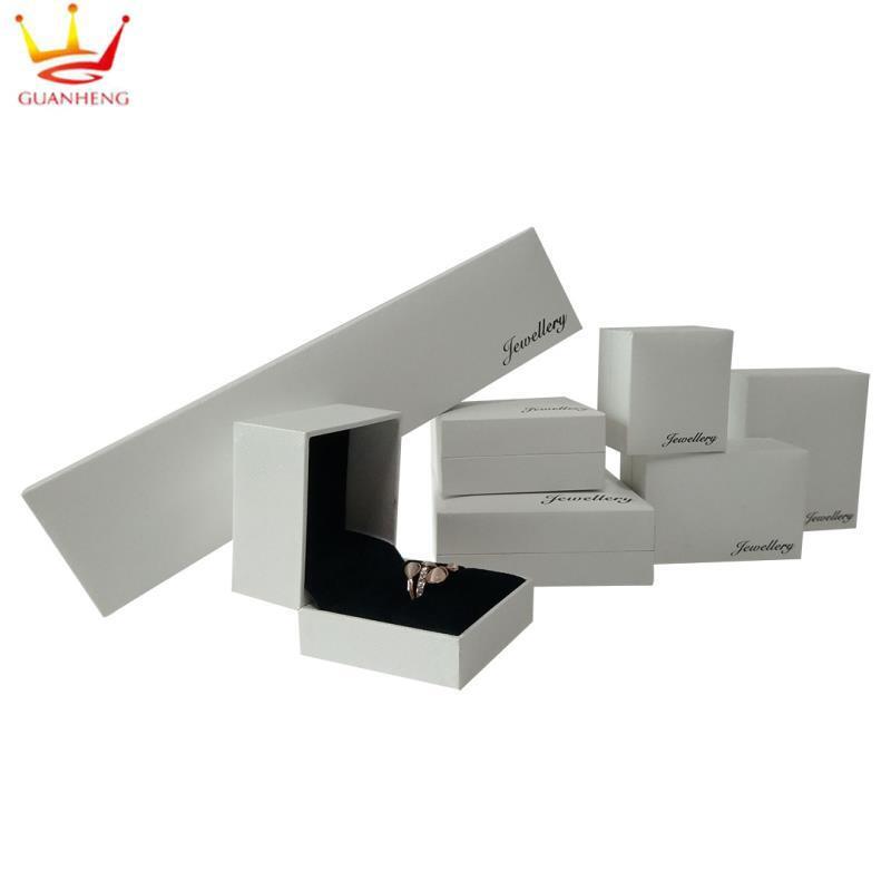 Customize the white ring bracelet, the jewelry box, the locket box, the high-end gift box.