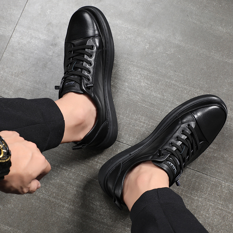 Autumn head-skinned man's shoes are skin-skinned.