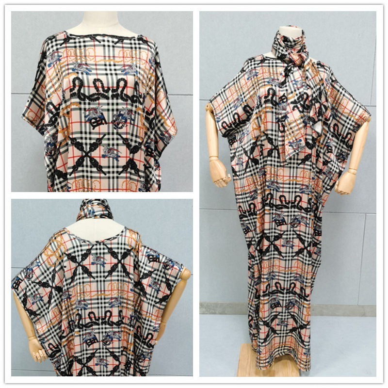 Trang phục của một cô gái với khăn trùm áo abaya cho một chiếc váy Trung Đông