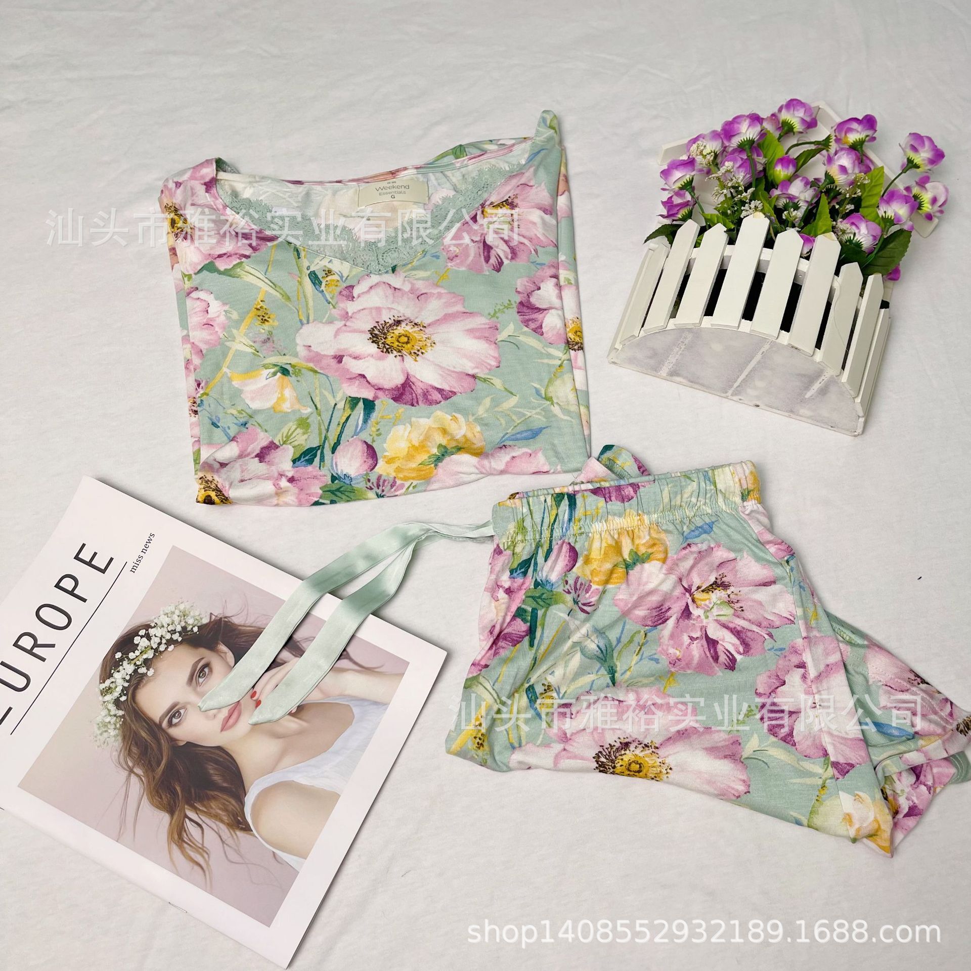 Cô gái mới mặc đồ ngủ, người mặc quần áo nhà và mặc quần áo nhà.