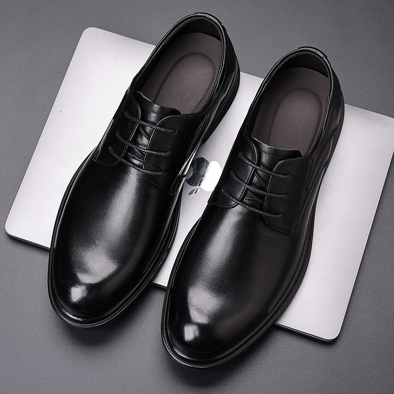 The new 2024 is dressed as a man's recreational shoes, a young man's leather.
