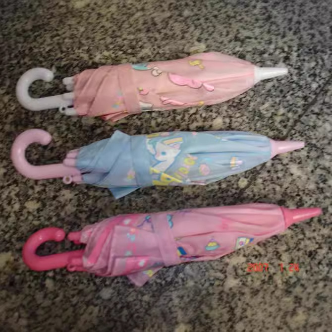 The creative toy umbrella is so light that you can customize the mini-print LOGO gift umbrella.