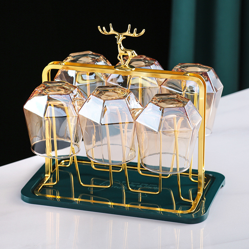 8 ly rượu vang đứng trong phòng khách của Trà Trà Sáng Tạo và Kính Luxury.