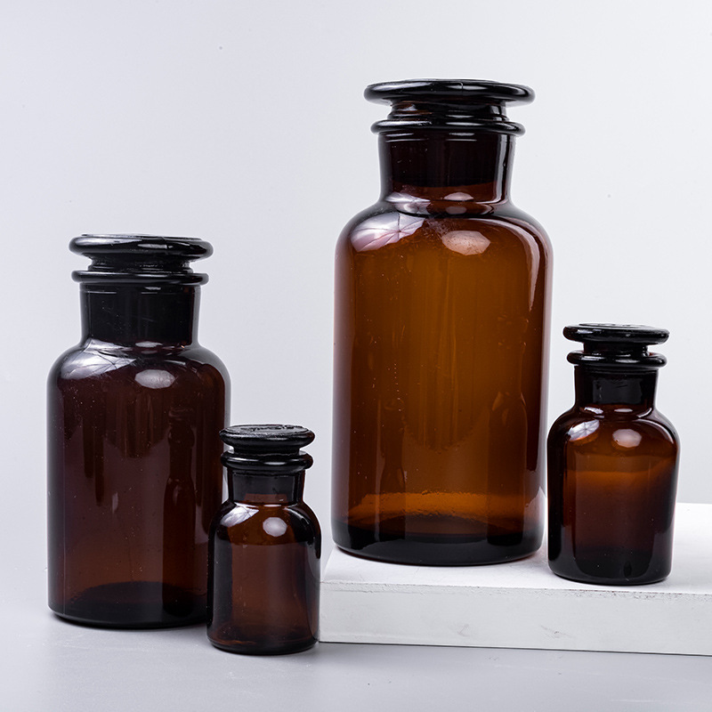 Một cối xay nâu tái chế chai trà 500 ml, một chai thủy tinh miệng rộng 1000 ml, một chai dung dịch cát