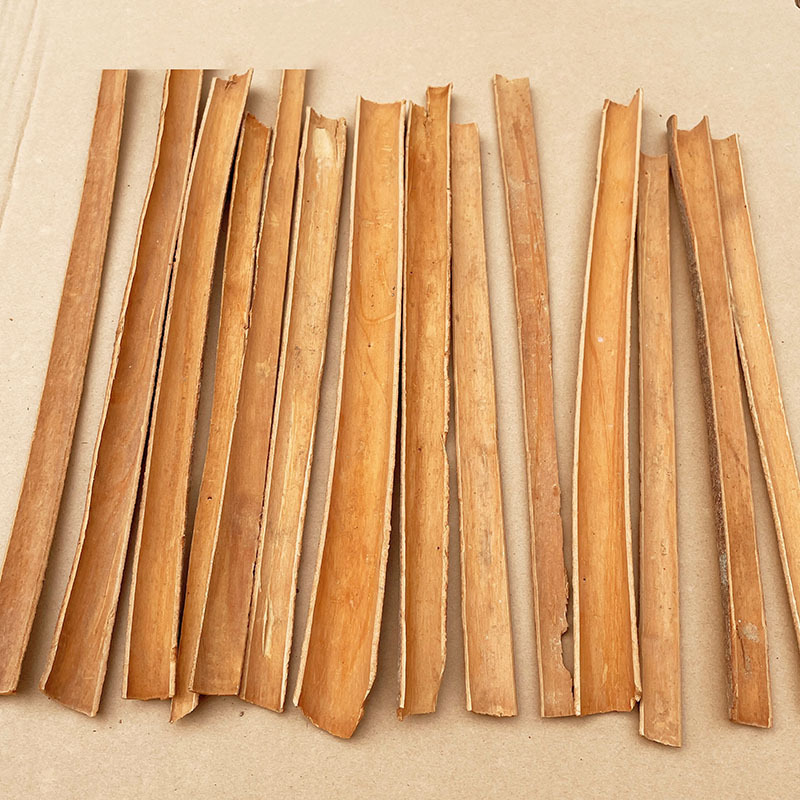 quế mở cạnh, nước mắt.