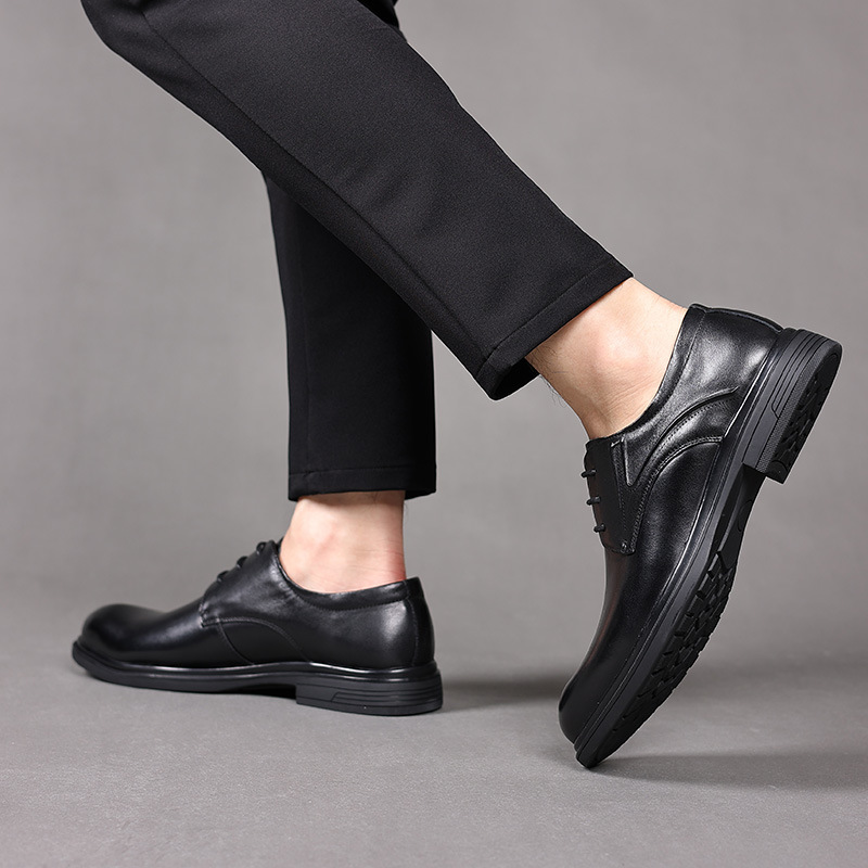 The new 2024 is dressed as a man's recreational shoes, a young man's leather.