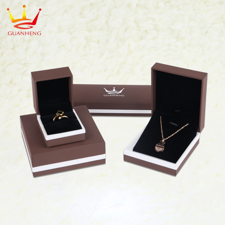 Customize high-quality PU-skin jewelry boxes, pop-up E.O. gift boxes, necklace nails, emulsions.