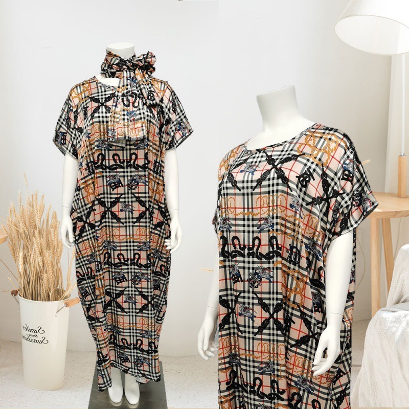 Trang phục của một cô gái với khăn trùm áo abaya cho một chiếc váy Trung Đông
