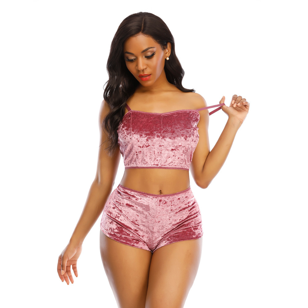 Giao dịch nước ngoài với vải nhung pyjama với hai bộ quần áo gia đình của hai phụ nữ ở Châu Âu và Mỹ.