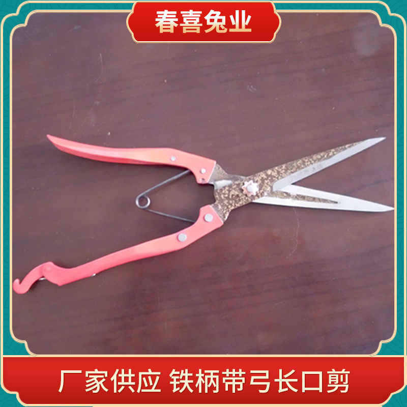 Những người kéo cung cấp những tay cầm bằng sắt có cung và dao dài cho tất cả các loại thỏ và chồn.