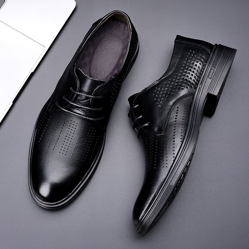 The man in the shoes is wearing a soft-skinned summer-skinned black bridegroom shoes.