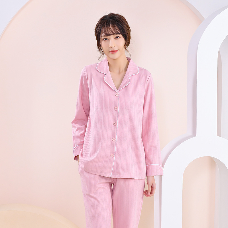 Mùa xuân và mùa thu, Cô gái Pemnasium với một đôi tay dài và quần dài và một chiếc váy đẹp và thoải mái cho quý cô.