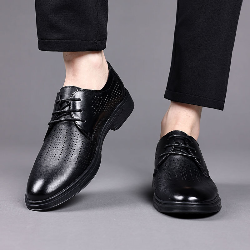 The man in the shoes is wearing a soft-skinned summer-skinned black bridegroom shoes.