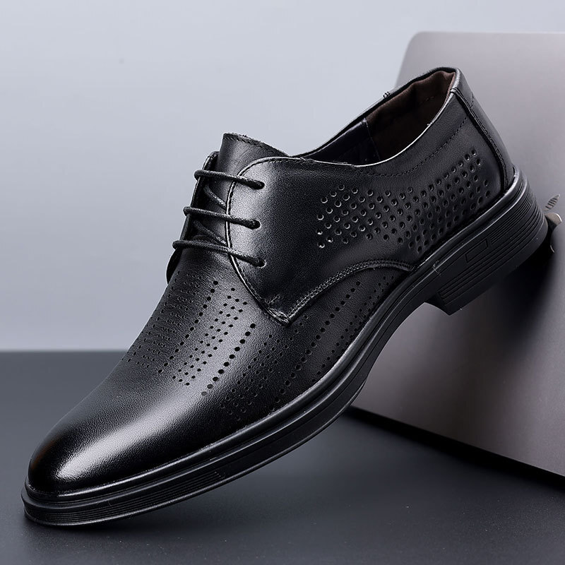 The man in the shoes is wearing a soft-skinned summer-skinned black bridegroom shoes.