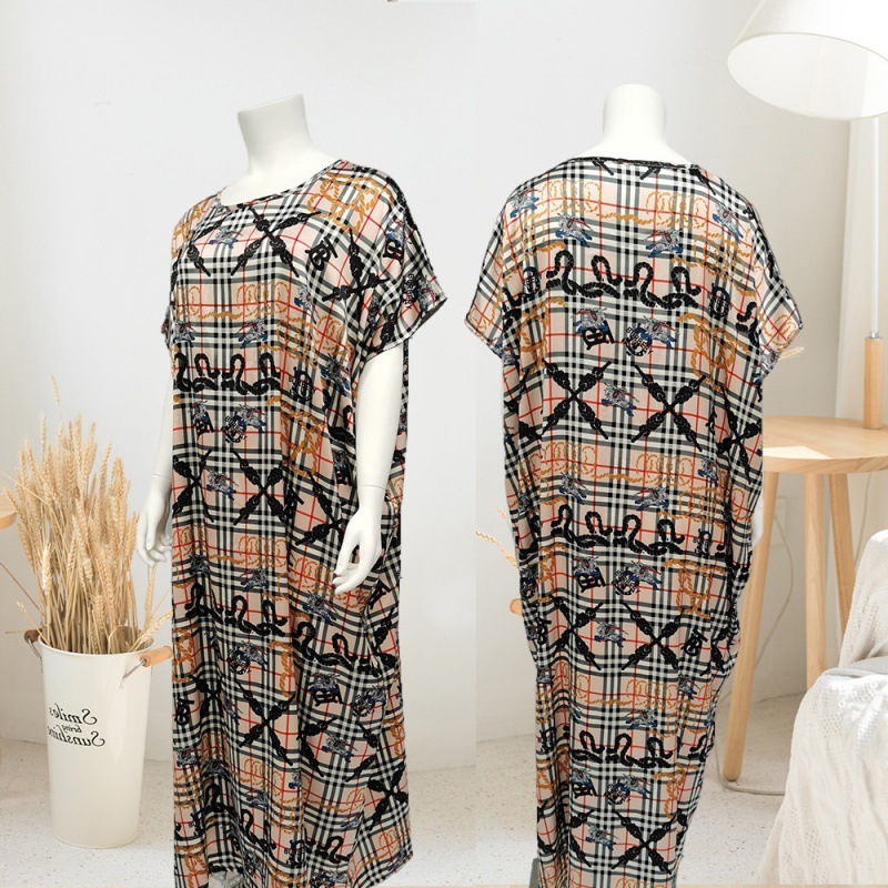 Trang phục của một cô gái với khăn trùm áo abaya cho một chiếc váy Trung Đông