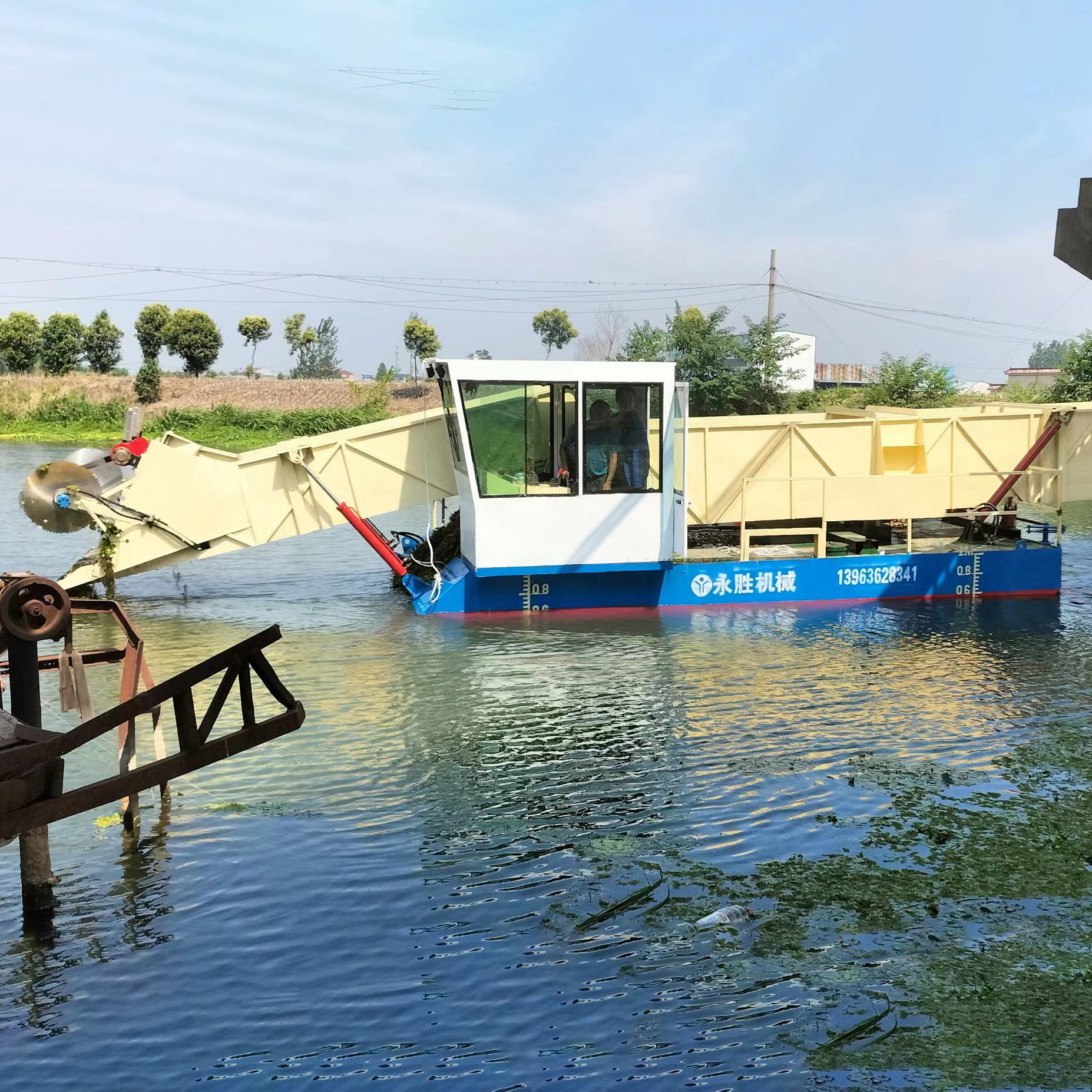 Các hồ chứa nước nhỏ, thuyền đánh cá, tàu nước, thùng rác, thuyền lau nước.
