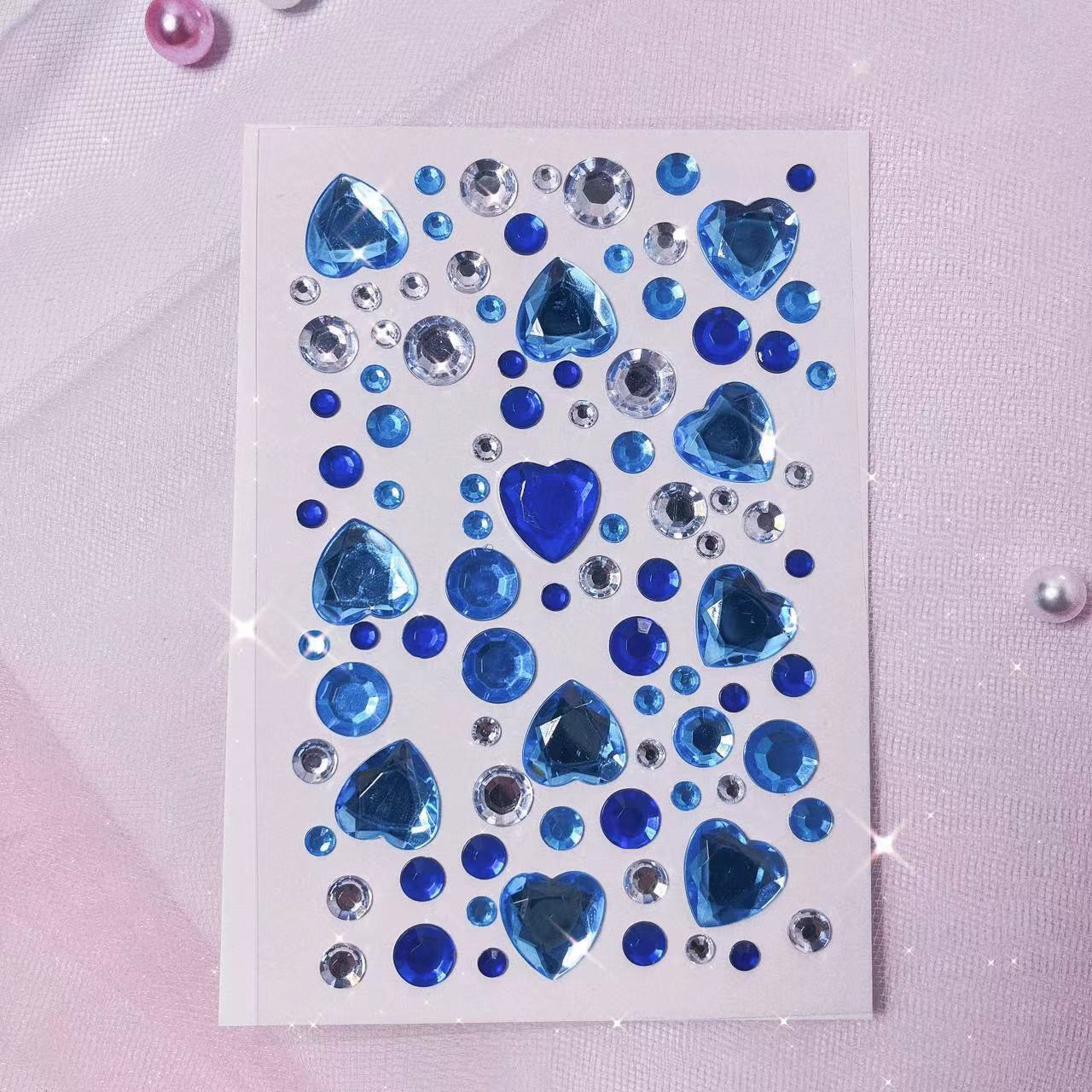 Một cái mới với một cái nhãn kim cương rung động trái tim, một cái nhãn hôn nhân của trẻ em, một cái que trang điểm.